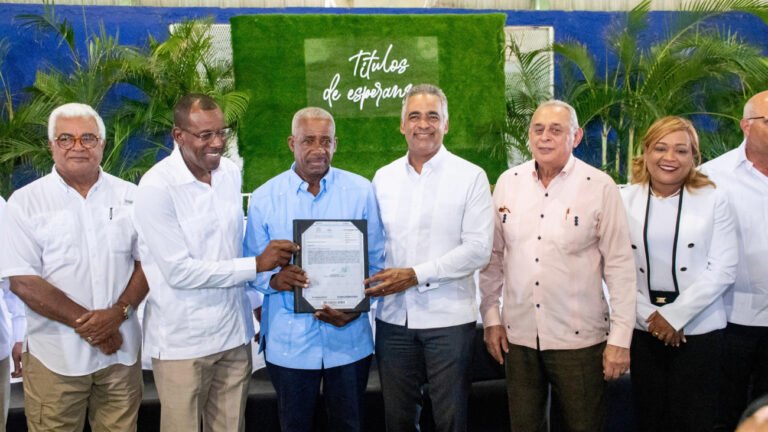 IAD y UTECT entregan 990 títulos definitivos en Consuelo, San Pedro de Macorís; completan plan en beneficio de 8,627 familias
