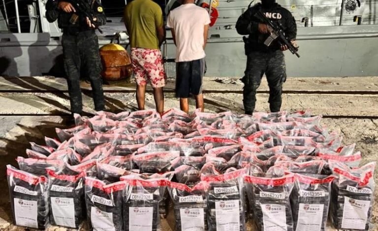 DNCD intercepta lancha con 612 paquetes drogas en Peravia