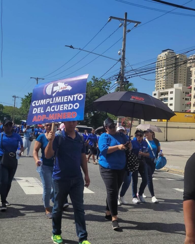 Así se desarrolla la protesta de la ADP frente al Ministerio de Educación