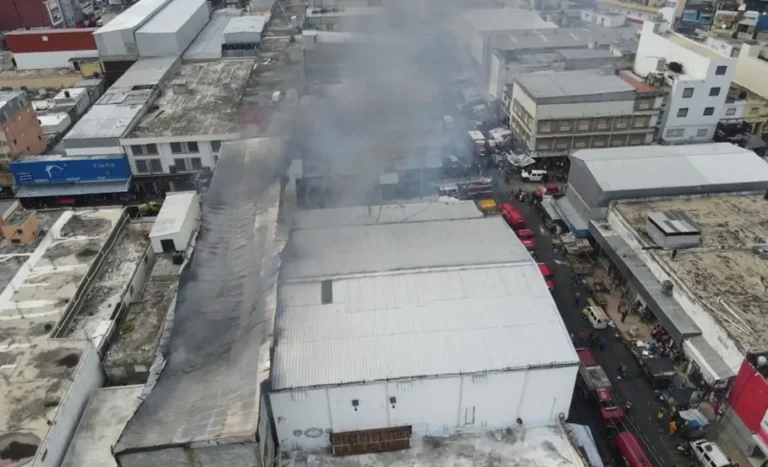 911 brinda asistencia en incendio de tienda del sector Mejoramiento Social