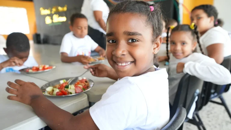 Programa de alimentación escolar reduce el abandono estudiantil en RD