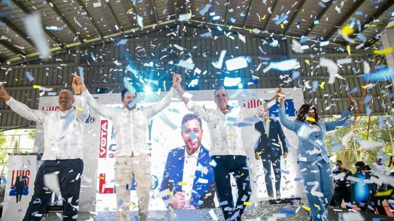 Luis Abinader consolida apoyo en Ocoa y lidera multitudinaria caravana en Baní