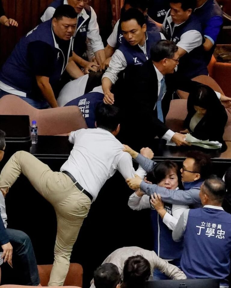 Legislador Taiwanés roba proyecto de ley y huye para impedir su aprobación