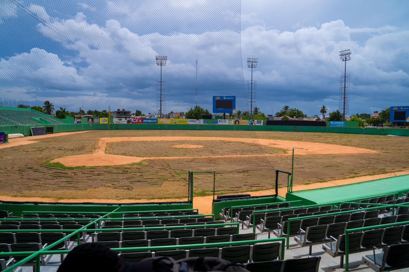 Gobierno entrega RD 84 millones como primera partida para remodelar el Estadio Tetelo Vargas