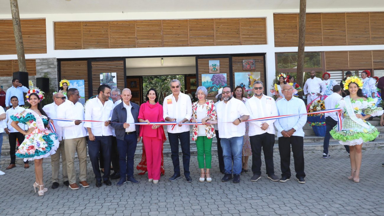 Presidente Abinader inaugura Plaza del Café y el Festival de Las Flores en Jarabacoa