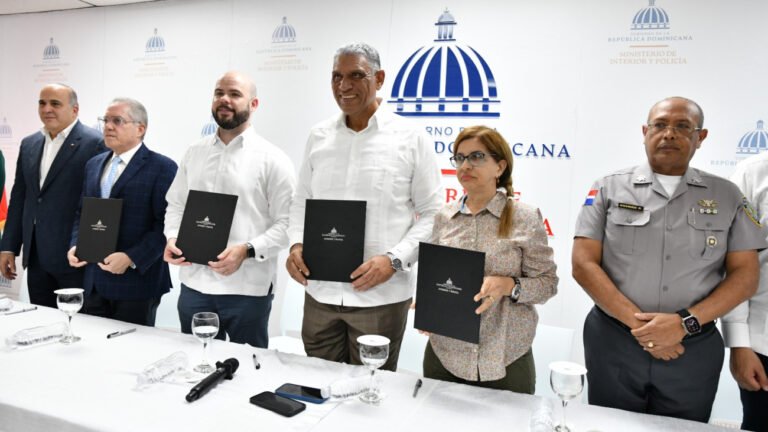 Ministerio de Interior y Policía acuerda descuentos y seguridad con farmacias para policías y bomberos