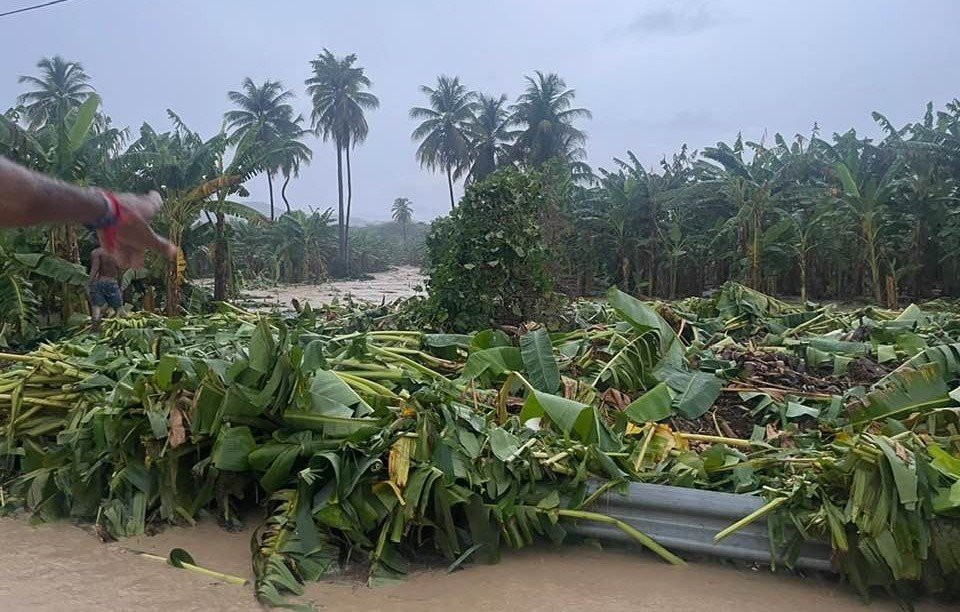 Lluvias desbordan ríos y ocasionan severos daños en Neiba