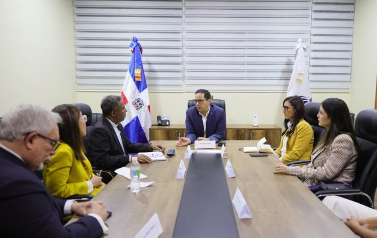 Ministro del MAP se reúne con la Asociación Dominicana de Rectores de Universidades para abordar fusión Mescyt-Minerd