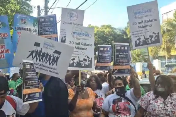 Gremios del sector salud protestan en demanda de aumentos salariales