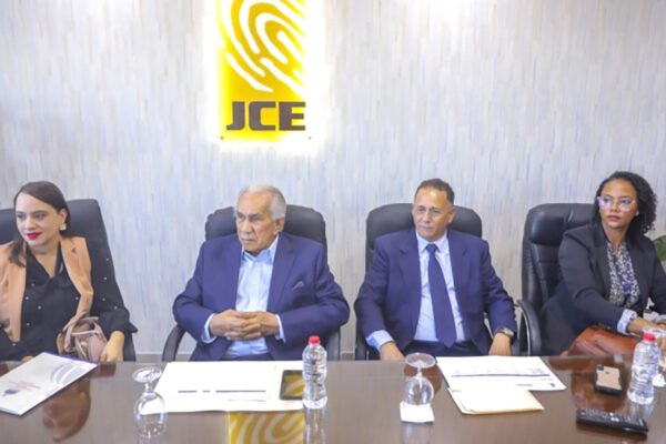 Conape y JCE acuerdan facilitar entrega de cédulas a envejecientes