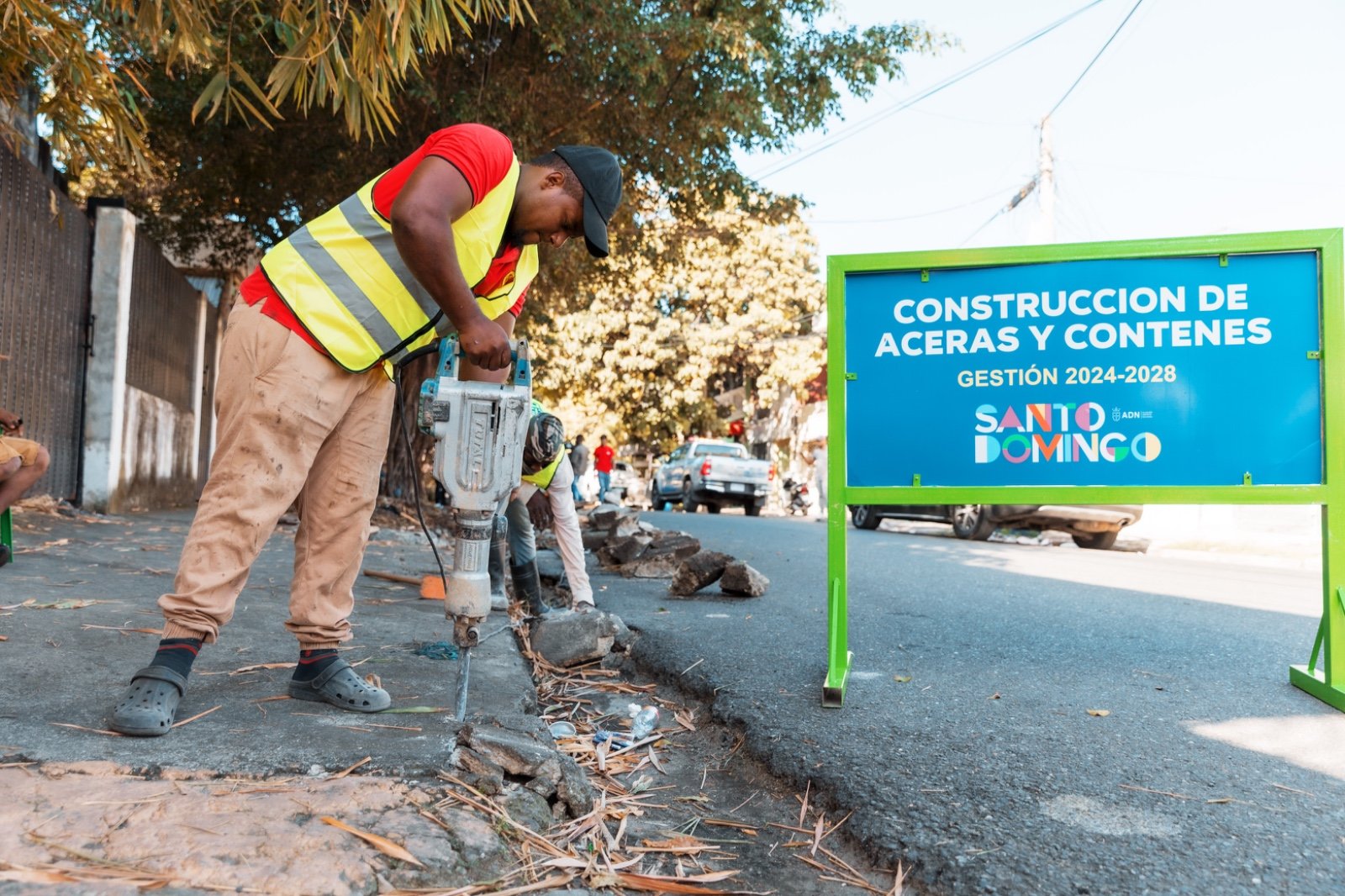 Alcaldía del Distrito Nacional construye aceras y contenes en Villa Consuelo