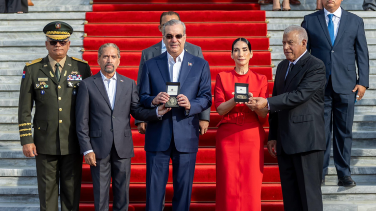 Presidente Abinader encabeza acto de homenaje a la Bandera Nacional