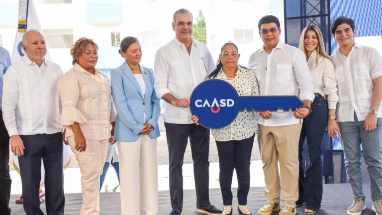 Presidente Abinader entrega 144 apartamentos para reubicación de familias del proyecto de saneamiento pluvial y sanitario de la cañada de Guajimía