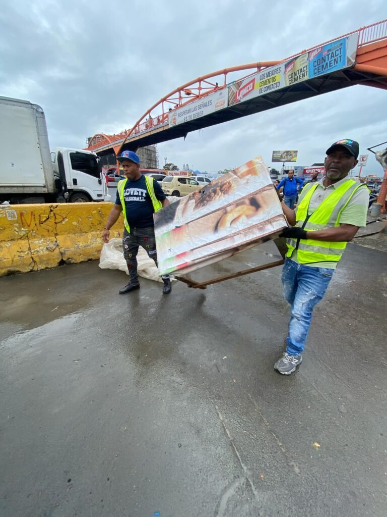 Alcaldía del DN recupera espacios públicos en el km 9 de la autopista Duarte