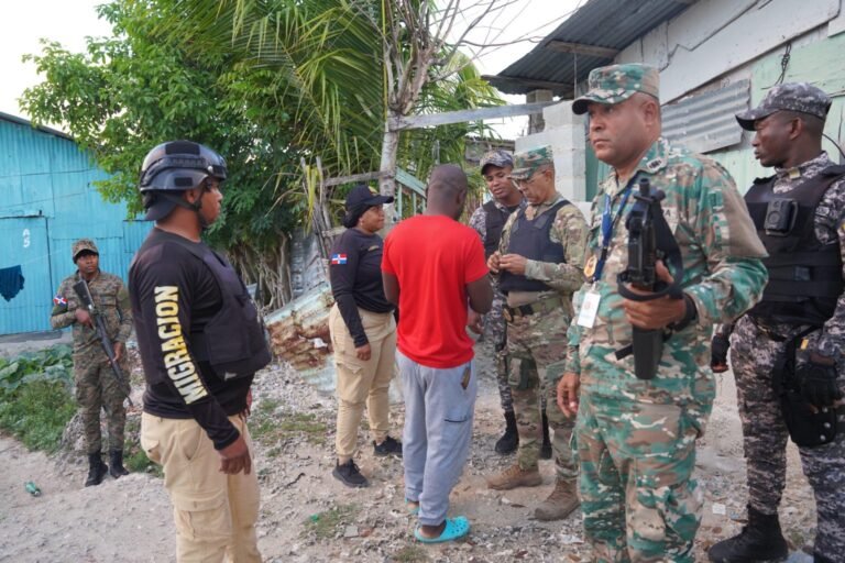 Autoridades intervienen el Hoyo de Friusa; detienen más de 150