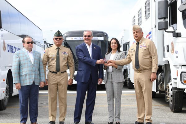 Presidente Abinader entrega 58 vehículos para continuar fortaleciendo operativos migratorios