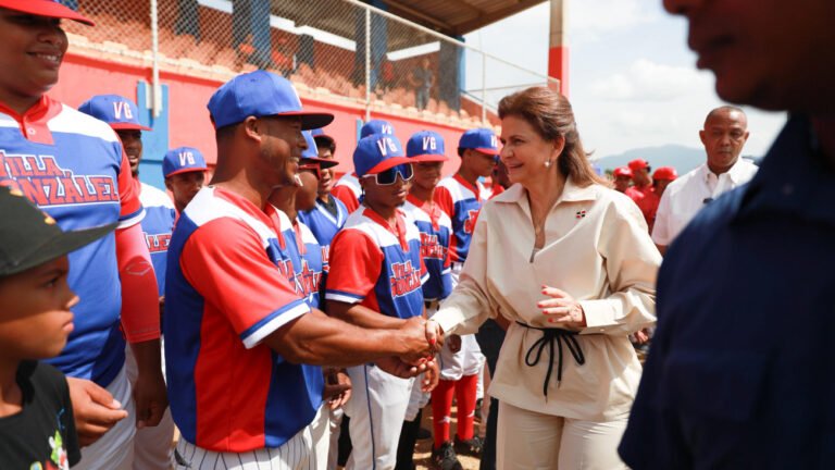Al encabezar apertura del Torneo de Béisbol Amateur, en Santiago, Vicepresidenta Raquel Peña reitera respaldo al deporte