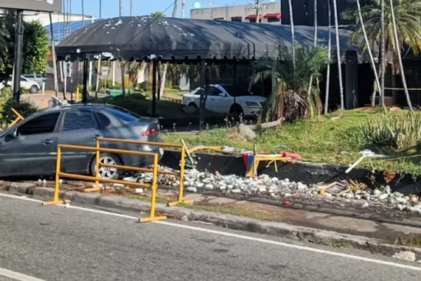 Mujer sale ilesa tras perder control de vehículo y estrellarse frente a la discoteca Jet Set