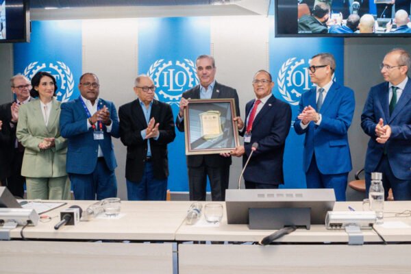 Presidente Abinader recibe reconocimiento en acto de la OIT en Ginebra, Suiza, por su respaldo a los derechos, la dignidad y el bienestar de la clase trabajadora