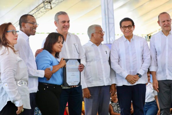 Presidente Abinader entrega títulos de propiedad a familias necesitadas en Santiago