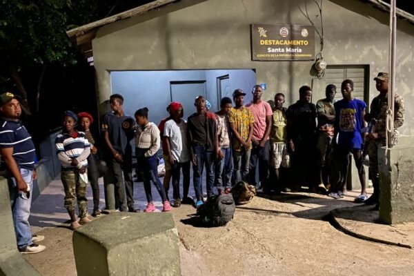 Ejército detiene a 52 indocumentados que intentaban evadir puestos de vigilancia en Montecristi y Dajabón