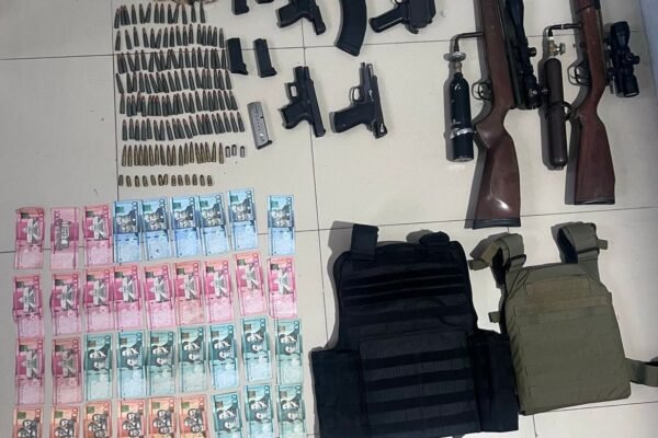PN ocupa arsenal de armas ilegales y arresta a tres personas durante allanamientos en comunidad de El Pino, Dajabón