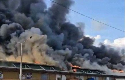 Gran incendio afecta Merca de Santo Domingo
