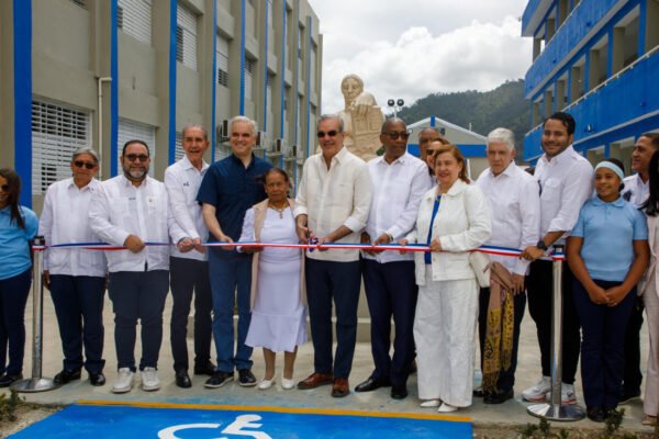 Constanza: Presidente inaugura Liceo Experimental y subcentro de la UASD