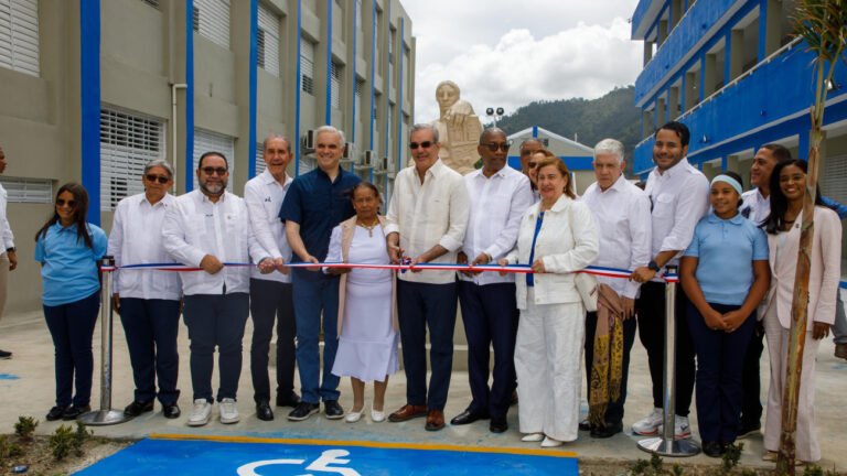 Constanza: Presidente inaugura Liceo Experimental y subcentro de la UASD