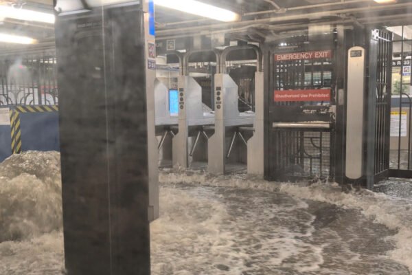 Se inunda metro de Nueva York tras fuertes lluvias; cancelan 1.200 vuelos