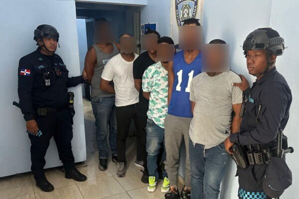 PN apresa a seis motociclistas por agresión a vehículo en plena vía pública; investigan circunstancias del hecho