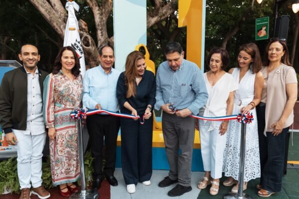 Carolina y Centro Cultural Amaya inauguran la escultura “Reto al Futuro”
