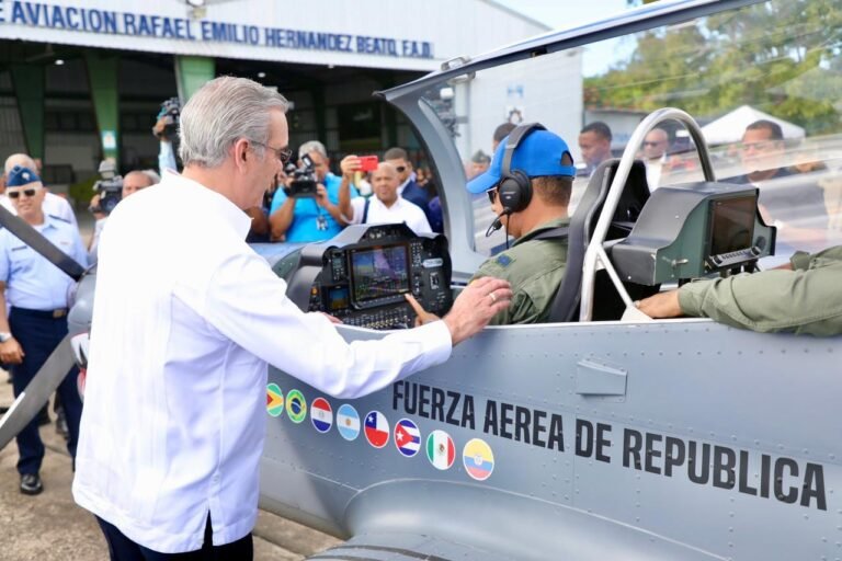 Presidente Abinader supervisa ensamblaje de los aviones TP-75 Dulus