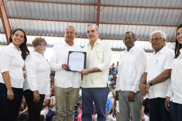 Presidente Abinader entrega 1,910 títulos de propiedad en Los Guaricanos