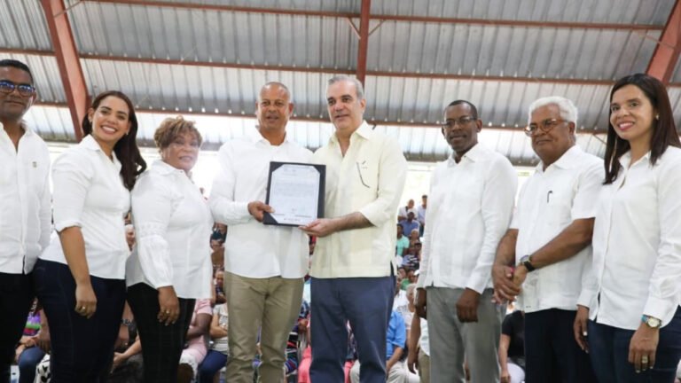 Presidente Abinader entrega 1,910 títulos de propiedad en Los Guaricanos