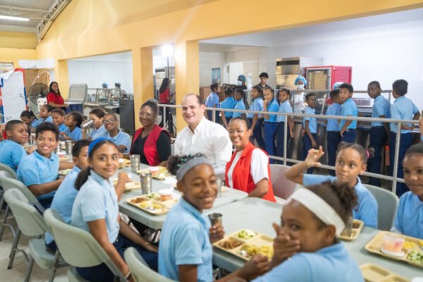 Director ejecutivo del INABIE supervisa alimentación escolar y comparte almuerzo con estudiantes