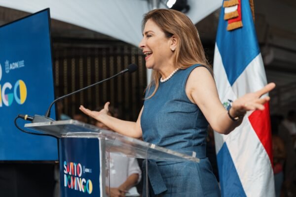 Carolina ilumina al Ensanche Luperón con 480 luminarias LED instaladas