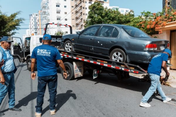 Alcaldía del DN y DIGESETT retiran chatarras y vehículos mal estacionados en Ensanche Quisqueya
