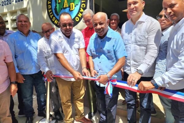 Director IAD entrega sistema de bombeo a parceleros de Villa Riva