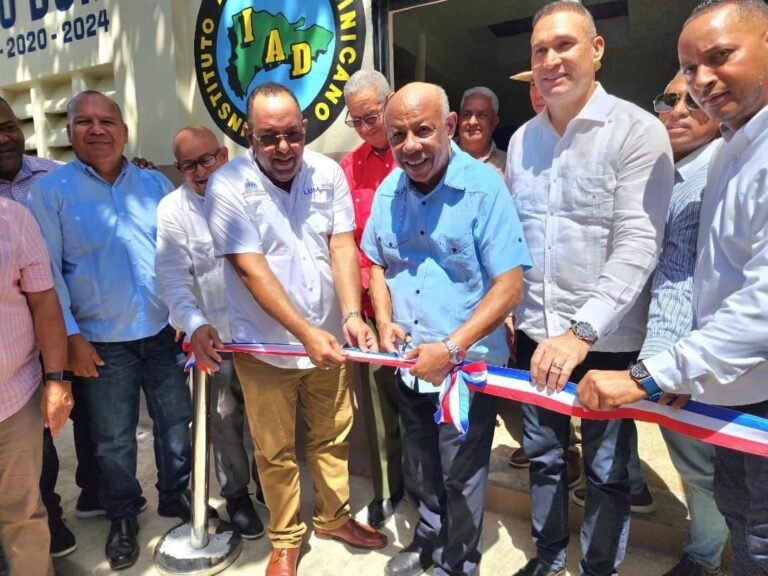 Director IAD entrega sistema de bombeo a parceleros de Villa Riva