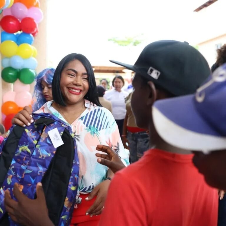 Diputada Leyvi Bautista entrega útiles escolares y reconoce a estudiantes destacados en Palavé