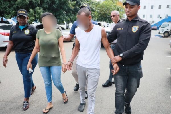 Policía apresa a pareja de esposos en Los Guandules, D.N, por la muerte de niña de 7 años víctima de maltrato infantil y barbarie en Los Guandules
