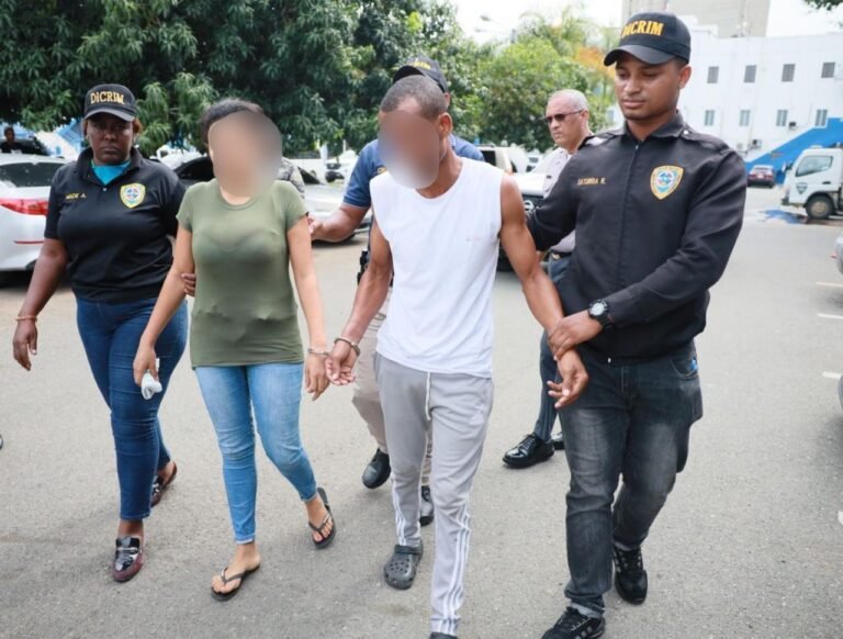 Policía apresa a pareja de esposos en Los Guandules, D.N, por la muerte de niña de 7 años víctima de maltrato infantil y barbarie en Los Guandules