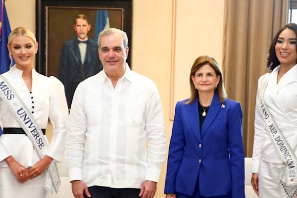 Presidente Abinader recibe a Miss Universo y Miss República Dominicana en el Palacio Nacional