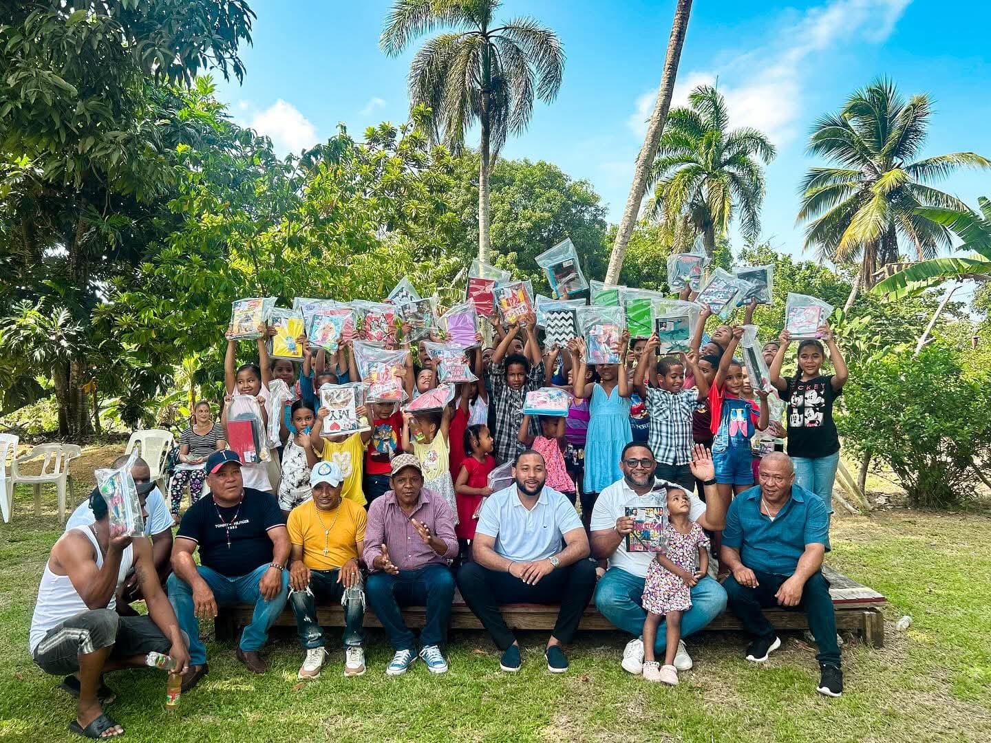 Fray Castro realiza jornada de entrega de kits escolares en el municipio de Nagua