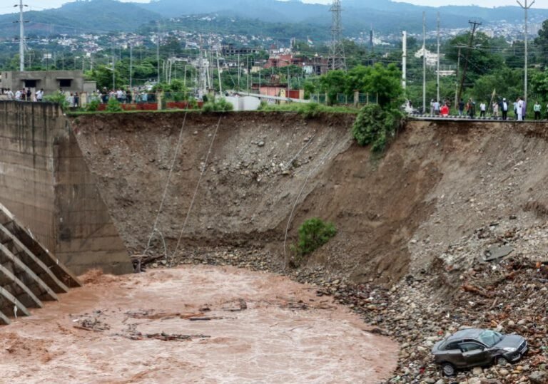 Inundaciones y deslizamientos de tierra dejan al menos 30 muertos en el noroeste de India