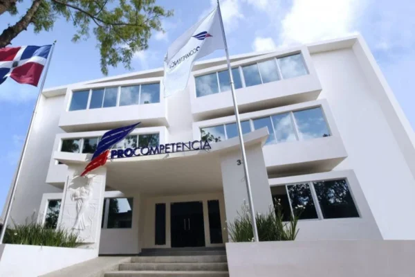 Investigan a cuatro suplidores por presunta colusión en licitación almuerzo escolar