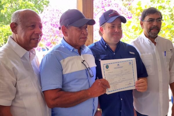 Gobierno con el IAD y el INDRHI entregan títulos provisionales y cheques a comunitarios Presa de Monte Grande