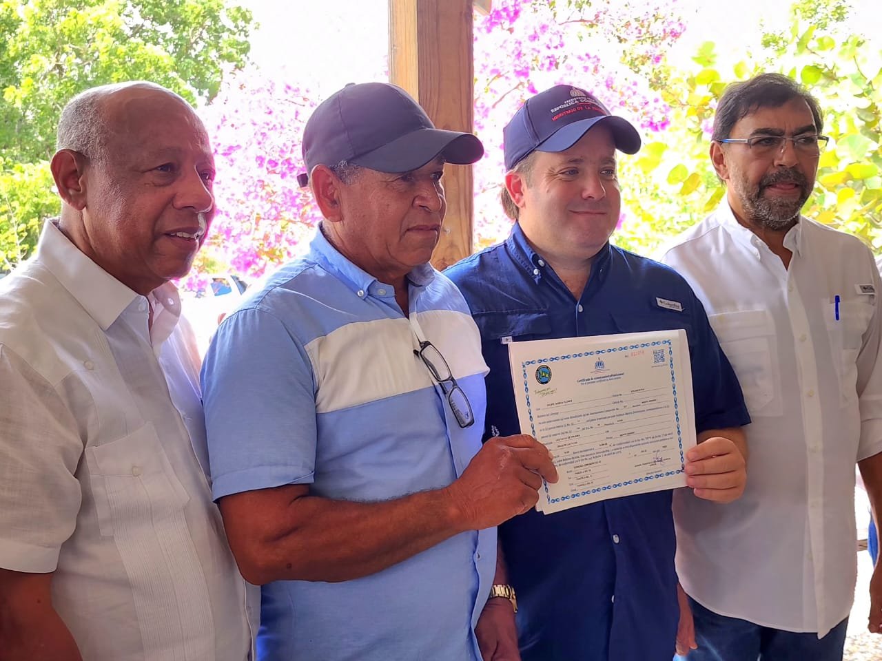 Gobierno con el IAD y el INDRHI entregan títulos provisionales y cheques a comunitarios Presa de Monte Grande