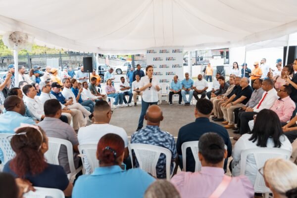 Carolina Mejía lleva soluciones al sector La Puya